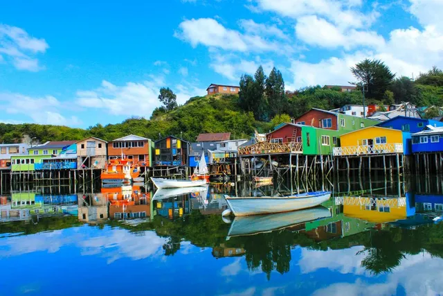 Palafitos de colores frente al agua en Castro, Chiloé