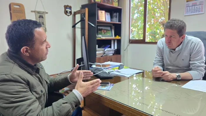 Dos personas conversan durante una reunión en una oficina